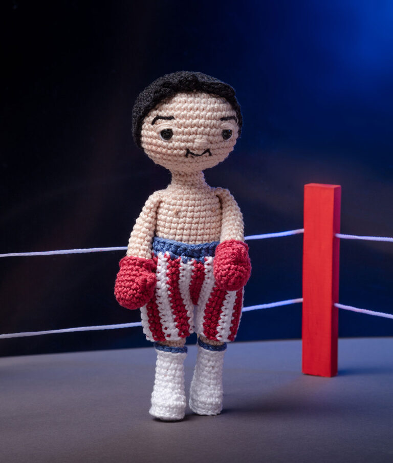 inszeniertes Foto einer Rocky Häkelpuppe in einem Boxring für ein Promi-Häkelbuch