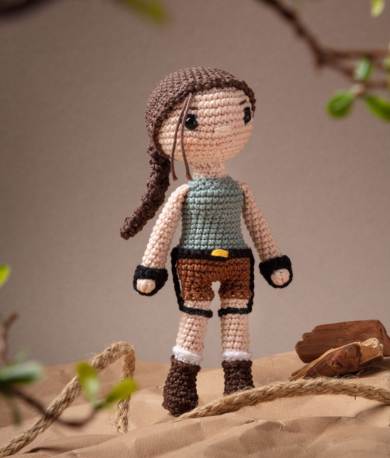 inszeniertes Foto einer Lara Croft Häkelpuppe im Dschungel für ein Promi-Häkelbuch