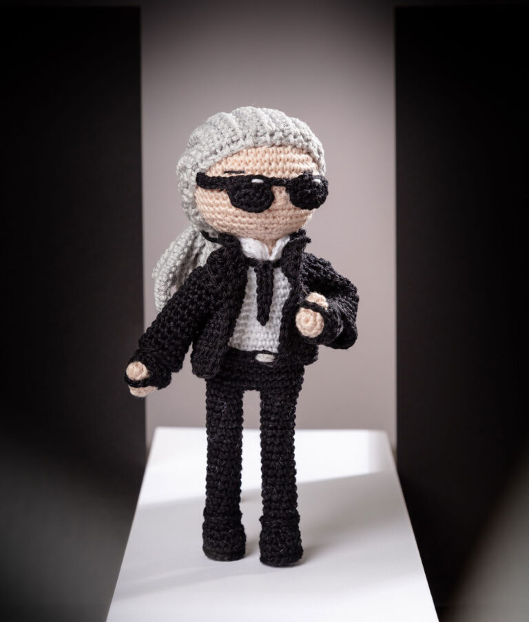 inszeniertes Foto einer Karl Lagerfeld Häkelpuppe auf einem Laufsteg für ein Promi-Häkelbuch