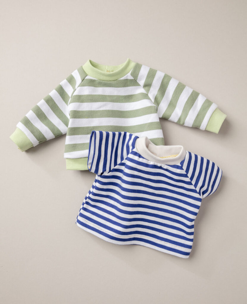 Produktfoto als Flatlay für Puppenkleidung mit zwei gestreiften Shirts