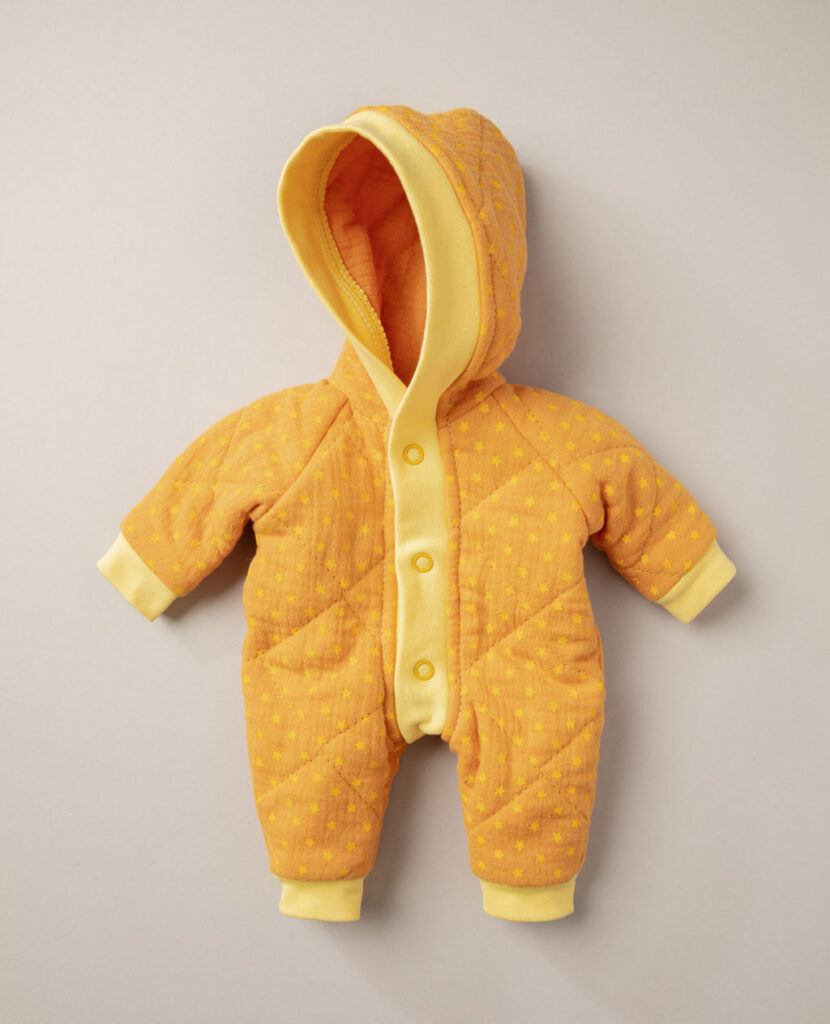 Produktfoto als Flatlay für Puppenkleidung mit einem gelben Overall