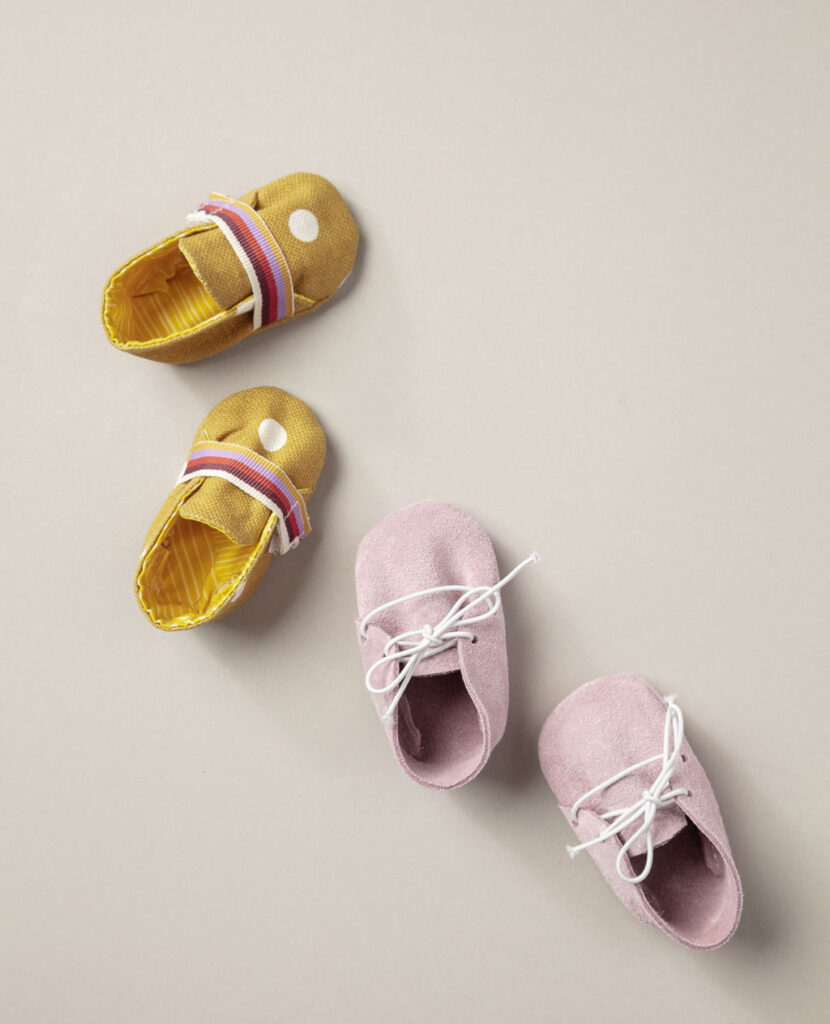 Produktfoto als Flatlay für Puppenkleidung mit zwei Paar Puppenschuhen