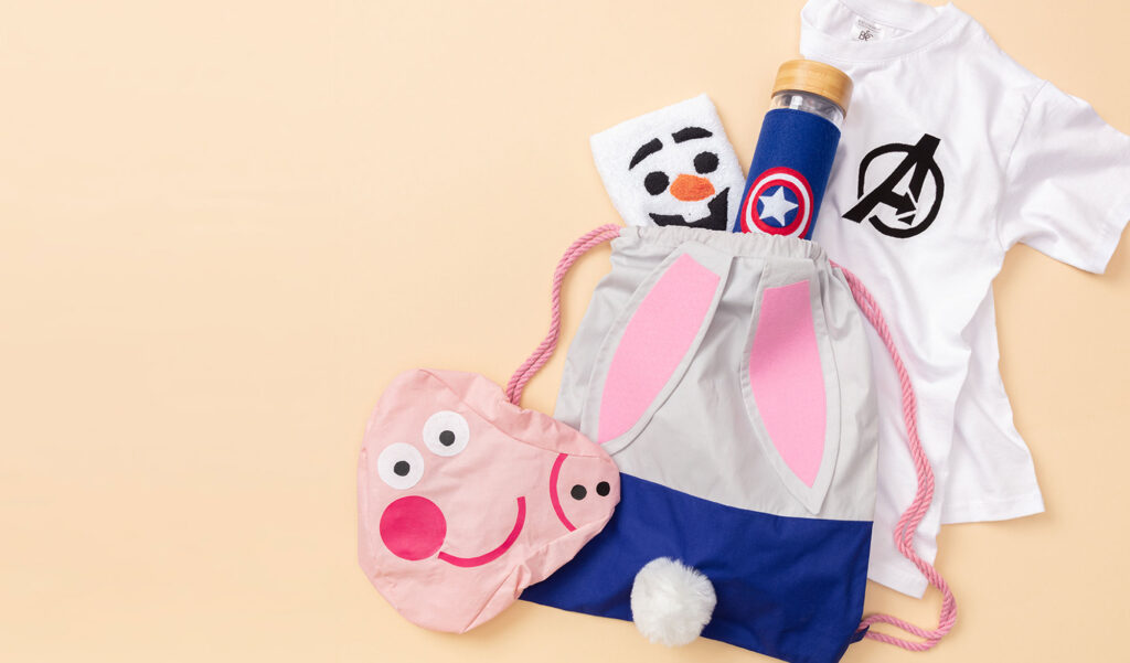Produktfoto einiger Nähprojekte stilvoll arrangiert auf aprikosefarbenen Hintergrund für ein Kinder Nähbuch