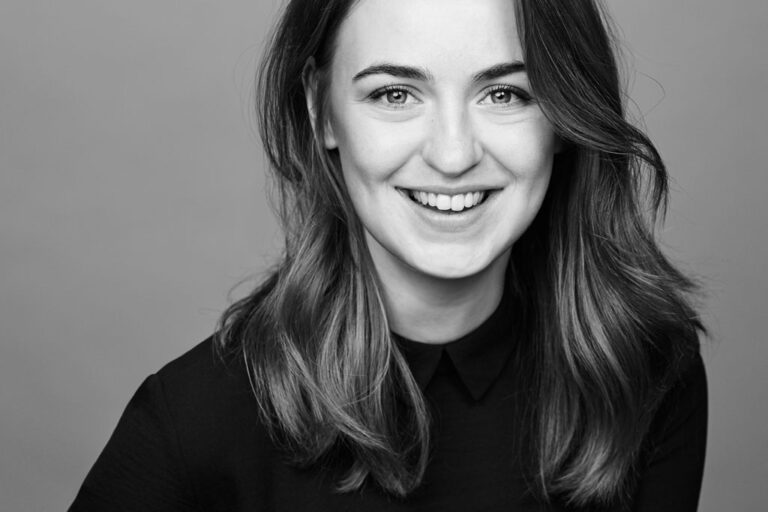 Portraitfoto der Fotografin Katja Schubert in schwarz-weiß