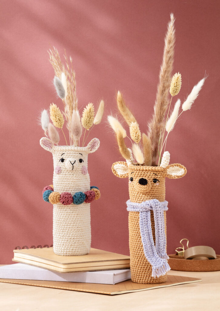 Produktfoto für ein Häkelbuch, das zwei gehäkelte Amigurumi-Vasen mit Trockenblumen zeigt